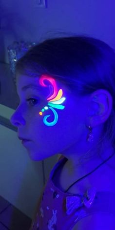 Neon Face Paint Designs, Glow In Dark Face Paint Ideas, Glow Face Paint Ideas Neon Party, Neon Face Painting Ideas, Simple Neon Face Paint, Neon Paint Party Ideas, Glow Body Painting Ideas