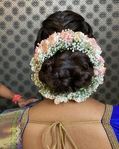 Long Hair Bridal Styles, Hair Accessories For Women Wedding, Black And Silver Eye Makeup, Messy Bun Wedding, Bun Hairdo, Flower Hairstyles, Hair Gajra, Floral Updo