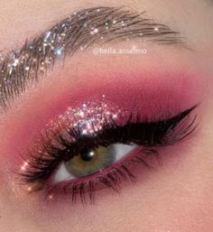 Pink Under Eye Makeup Look, Pink Party Makeup Glitter, Dark Pink Eye Makeup Looks, Prom Makeup Looks Pink, Pink Eyeshadow Under Eye, Dark Pink Eyeshadow Looks, Pink Sparkly Makeup Looks, Make Carnaval Rosa, Concert Makeup Pink