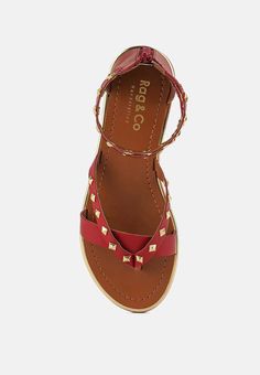 Las sandalias estilo gladiador de cuero casual adornadas con tachuelas son la solución de estilo perfecta para el verano. Con tiras en los tobillos con tachuelas y detalles metálicos en el empeine, serán tu opción para el clima cálido. Viene con una cremallera trasera para un ajuste seguro. Las sandalias se verían preciosas en cualquier atuendo.


Tipo: Sandalias Planas

Tipo de tacón: Plano

Material Superior: Cuero Genuino

Forro: Polipiel

Suela: Polipiel

Punta abierta

Diseño de sandalias de tanga

Abertura de cremallera trasera con adornos de tachuelas

RCSH4105 Casual Summer Sandals With Rivets, Trendy Summer Sandals With Rivets, Casual Rivets Sandals For Spring, Summer Sandals With Rivets And Round Toe, Casual Sandals With Rivets And Round Toe, Spring Beach Sandals With Rivets, Open Toe Sandals With Rivets For The Beach, Summer Leather Sandals With Rivets, Casual Leather Sandals With Studs