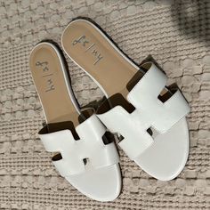 Beautiful White Slides Never Worn White Slip-on Flats For Vacation, White Cushioned Flats For Summer, Trendy White Open Toe Flats, Chic White Sandals With Textured Footbed, White Cushioned Sandals For Day Out, White Slides, Women's Shoes Sandals, Shoes Sandals, Slides