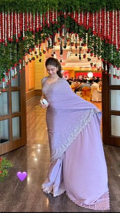 Lilac Traditional Dress, Lilac Designer Saree, Saree For Sagai Function, Lavender Indian Wedding, Lavender Colour Saree, Purple Saree Look, Light Purple Saree, Lilac Saree, Lavender Saree