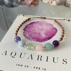 ACUARIO ♒️  Combinaciones de cristales cuidadosamente elegidas en función de sus cualidades, para mejorar y respaldar la personalidad y los rasgos de cada signo zodiacal ✨  La pulsera Acuario incluye Angelita, Aguamarina, Fluorita, Cuarzo Rosa, Amazonita y Amatista.  Cada pulsera viene en una bolsa Aquarius Bracelet, Star Signs Aquarius, Jewellery Gifts