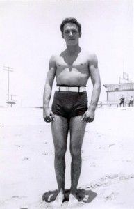 Men's vintage belted swimming shorts Vintage Swimmer, Mens Swimsuit, Vintage Beach Photos, Mens Bathing Suits, Vintage Man, Vintage Swim, Vintage Swimwear, Beach Wear Men, Vintage Swimsuits