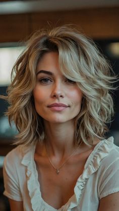 Trendy Haircuts Fall 2024, Trending Hairstyles 2024 Women, Haircuts To Look Younger Over 40, Short Chic Haircuts, Short Layered Brown Hair, Haircut For 40 Year Old Women, Blonde Highlights Haircut, 2024 Hair Cuts, Hair Cuts 2024 Trends