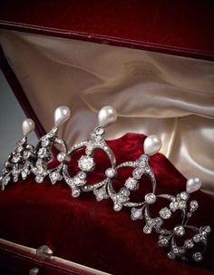 P i n t e r e s t : rachaelgbolaru17 Royal Crowns, Pearl Tiara, Royal Tiaras, Beautiful Tiaras, Crown Hair, Round Art, Tiara Crown, Lip Shapes