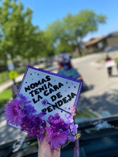 a person holding up a sign that says nomas tenia de cara la pedra