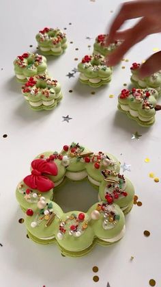 Macaron Wreath Christmas, Macaron Wreath, Big Macaron, Christmas Macaroons, Macaron Christmas, Holiday Themed Desserts, Gingerbread House Ideas, Christmas Macarons, Coffee Beverages