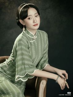 Fashion History Timeline, Old Shanghai, Chinese Traditional Dress, Chinese Costume, Chinese Hanfu, Vintage Japan, Chinese Dress, Modest Fashion Outfits