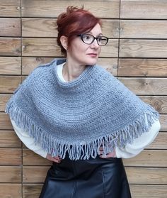 Capa tejida a mano con lana de calidad. Perfecta para abrigarte en los días fríos.  Puedes llevarla de distintas formas: cubriéndote la espalda sobre una camisa o un vestido vaporoso o sobre el abrigo. Poncho de un gris elegante y combinable.  Un gran regalo exclusivo para esa mujer especial.  Tejido a mano con mucho cariño en un entorno libre de humos. Se recomienda lavar a 30o en ciclo delicado. Tierna horizontalmente. www.lizzygreen.com Hand-woven woollen cape with quality wool. Perfect for extra warmth on cold days. You can wear it in different ways: covering your back over a shirt or a flowing dress or over your coat on colder days.   Thanks to its composition, this beautiful cape will accompany you in autumn and winter.  Knitted in grey, a neutral and very elegant colour.  Perfect fo Winter Crochet Poncho In Acrylic Yarn, Handmade Shawl Cape For Winter, Handmade Winter Poncho Cape, Winter Crochet Yarn Poncho, Handmade Winter Cape, Handmade One Size Shawl Cape, Handmade One-size Shawl Cape, Handmade One-size Yarn Poncho, Handmade Yarn Poncho