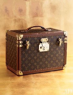 Clutch Purse Dusty Makeup, Vanity Case Bag, Lv Luggage, Louis Vuitton Online, Louis Vuitton Luggage, Expensive Bag, Louis Vuitton Travel