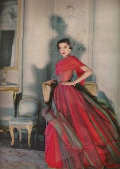 Vogue 1950 gown Red Vogue, 50's Dresses, Red Ball Gown, Dresses 1950s, Model Magazine, Fifties Fashion, Vintage Fashion Photography, Vintage Inspiration, Couture Designers