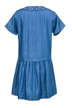 Go cute and classic with this breezy frock from Kate Spade! Made of chic chambray with adorable eyelet, lace and pleated trim, this sweet shift is perfect for pairing with all your warm weather favorites. Wear with woven wedges and a cute straw bag and you'll be all set for garden parties, Easter brunch and beyond! Size 4 Shell: 63% Cotton, 37% Lyocell Trim: 100% Cotton Pullover Unlined Shift silhouette Round neckline w/ lace trim Short sleeves w/ eyelet trim on shoulders Eyelet and pleated trim Lace Trim Shorts, Cotton Pullover, Garden Parties, Eyelet Lace, Easter Brunch, Chambray, Shift Dress, Round Neckline, Warm Weather