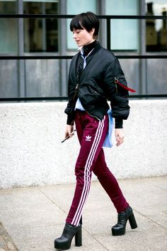 The Coolest Ways to Style Your Turtleneck This Winter Track Pants Street Style, Red Adidas Pants, Adidas Street Style, Pants Street Style, Turtleneck Outfits, Looks Adidas, Track Pants Outfit, Adidas Superstar Women, Ootd Instagram