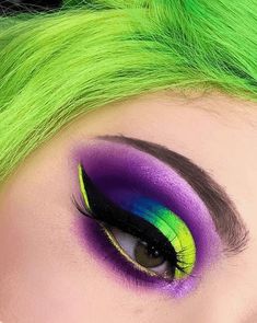 Makeup On Green Dress, Purple Eyeshadow Looks, Beetlejuice Makeup, Rainbow Eyeshadow, Eye Makeup Images, Makeup Morphe, Red Eye Makeup, Bright Eye Makeup