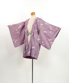 This vintage haori jacket, made from 100% silk, features intricate shibori dyeing with kanoko and butterfly motifs adorning the entire fabric.  The delicate patterns highlight traditional craftsmanship, adding a timeless touch to this piece.  There are some stains on the back, as shown in the photos. Despite this, the haori remains ideal for craft projects or as a unique interior decoration, offering an authentic glimpse into Japanese culture. Size Mitake (A): 83cm Yuki(B):65cm Sodetake (C): 46cm Ushirohaba(H):27cm *Please refer to the illustration for kimono sizing. Haori Design Art, Shinobu Haori Pattern, Kimono And Haori, Purple Haori, Kimono Butterfly Pattern, Shibori Dyeing, Haori Jacket, Shibori Dye, Kimono Vintage