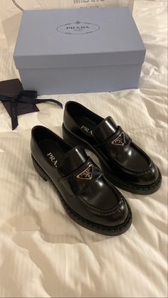 Prada Old Money, Prada Loafers Men, Old Money Shoes Men, Old Money Shoes, Casual Sneakers For Men, Rich Person, Prada Loafers, Shoes Aesthetic, Pretty Shoes Sneakers