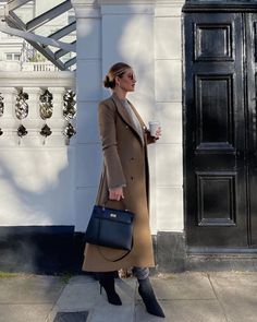 Look Working Girl, Rosie Huntington Whiteley Style, Rosie Hw, Coat Trends, Rosie Huntington, Stylish Celebrities, Huntington Whiteley, Rosie Huntington Whiteley, Outfits Winter