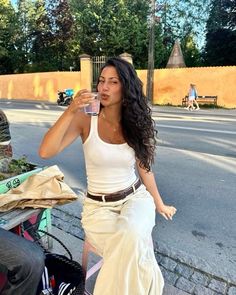 Casual Italian Outfits, Instagram Photos Ideas, Beachy Outfit, Summer Outfits Casual, Outing Outfit, Kendall Style, Instagram Photo Ideas, Tank Outfit, Beige Outfit