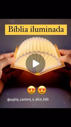 a person holding a small fan in their hands with the words biblia illuminada above it