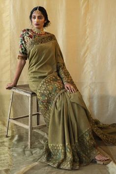 Shop for Archana Jaju Green Kalamkari Silk Saree With Blouse for Women Online at Aza Fashions Bollywood Style Blouse For Eid, Bollywood Style Blouse For Eid Celebrations, Bollywood Blouse For Navratri Celebrations, Olive Saree, Archana Jaju, Kalamkari Silk Saree, Saree Pallu, Blouse Necklines, Blouse Yoke