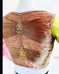 #blousedesignideas Basic Blouse Designs, Aari Blouses, Green Blouse Designs, Designing Tips, Hair Style On Saree, Kuchu Designs, Aari Design, Embroidery Blouses, Cutwork Blouse