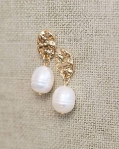 Ces superbes boucles d'oreilles dotées de jolis pendentifs en perles sont l'accessoire idéal pour rehausser votre style saisonnier. - Fermoirs à poussette - Pendentifs en perles - Sans nickel, plomb, ni cadmium - Hypoallergiques - Aucun échange ou retour pour des raisons d'hygiène Wedding Jewelry Gold, Women's Shoes Accessories, Gold Wedding Jewelry, Golden Earrings, Classic Jewelry, Pretty Earrings, Accessories Jewelry Earrings, Pearl Drop Earrings, Jewelry Gold