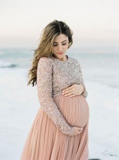 Cold Weather Maternity Photos, Maternity Outfit Winter, Maternity Shower Dress, Winter Maternity Shoot, Vestidos Para Baby Shower, Maternity Shoot Outfit, Winter Maternity Photos, Winter Maternity Outfits, Maternity Photo Outfits