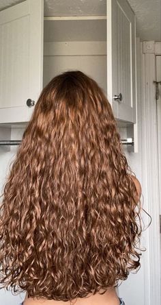 Long Curly Light Brown Hair, Hairstyles For Wavy Curly Hair, Curly Hair Photos, Curly Hair Inspiration, Hair Stylist Life, Hair Photo, Long Curly Hair, Light Brown Hair