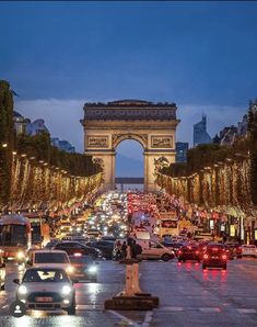 cars are driving down the street in front of the arc de trioe triumph gate