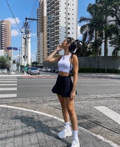 Black Tennis Skirt Outfit Aesthetic, Black Tennis Skirt Outfit Street Style, Pleated Skirt Outfit Aesthetic, Skirt Outfit Ideas Summer, Pleated Skirt Aesthetic, Tennis Skirt Outfit Aesthetic, Tennis Skirt Outfit Street Style, Black Tennis Skirt Outfit, Black Pleated Skirt Outfit