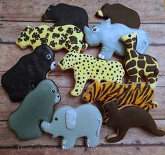 there are many decorated cookies with animals on them