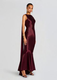 Step into elegance with Retrofête's Julia Dress, a sophisticated burgundy dress that effortlessly marries comfort with style, perfect for any occasion. Elegant Party Dresses Classy, Semi Formal Wedding Attire For Women, Bridesmaid Dresses Burgundy, Burgundy Weddings, Winter Bridesmaid, Bridal Reception Dress, Gala Gowns, Beautiful Evening Gowns, Mauve Wedding