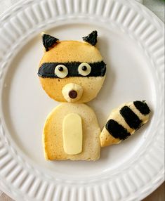 a plate with some food on it that looks like a raccoon and bee