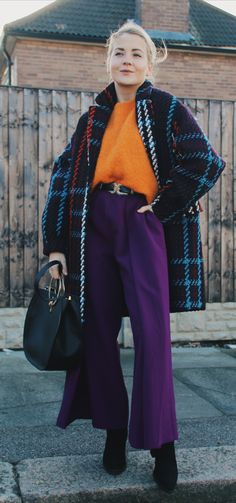 Violet Trousers Outfit, Purple Outfit Winter, Purple Set Outfit, Purple Coat Outfit Winter, Outfit With Purple Pants, Purple And Orange Outfit Ideas, Winter Purple Outfit, Colorful Coat Outfit, Orange Sweater Outfit Winter