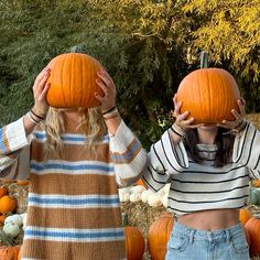 pumpkin patch photo inspo, fall girls, autumn vibes, fall insta pics Pumpkin Pictures Friends, Autumn Instagram Photos Ideas, Fall Photos Pumpkin Patch, Bsf Pumpkin Patch Pics, Pumpkin Patch Digital Camera, Bestie Fall Photoshoot Ideas, Fall Instagram Posts, Cute Pumpkin Patch Photos, Fall Instagram Pictures Aesthetic