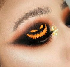 Halloween Eyeshadow Looks Easy, Halloween Eyeshadow Looks, Eyeshadow Looks Easy, Hallowen Schminke, Pumpkin Makeup Ideas, Liner Halloween, Halloween Eyeliner, October Makeup