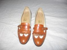 VINTAGE FERRAEGAMO TAN WHITE FRINGE W/ HOLES WING TIP COLOR BLOCK CLASSIC LOAFER OXFORD LEATHER SHOES Size:  7B Outside Length:   9 3/4" Width:  3 1/8" Heel Height:   1" See pictures for condition  Please contact ANVINTRO with any questions regarding this item Vintage Brogue-styled Closed Toe Loafers, Vintage Brogue Detailed Closed Toe Loafers, Vintage Flat Loafers, Vintage Slip-on Loafers For Galas, Vintage Wingtip Loafers, Granny Boots, Buckle Loafers, Classic Golf, White Fringe