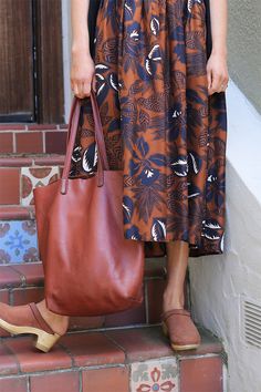 Outfits For San Francisco, Brown Clogs Outfit, Womens Shoes Winter, Outfits With Clogs, Boots Painting, Clog Outfits, Flat Knee High Boots, Ballerina Flats Shoes, Dresses Everyday