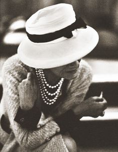 Gabrielle 'Coco' Chanel (79) - 1962 - Paris - Photo by Douglas Kirkland - @~ Mlle Gabriel Chanel, Moda Chanel, Joe Montana, Poppy Delevingne, Mode Chanel, Gabrielle Chanel, Black And White Photograph, Look Retro