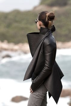 that is some leather jacket! Stile Pin Up, Gareth Pugh, Futuristic Fashion, 가을 패션, Yohji Yamamoto, Black Leather Jacket, Fashion Mode, Look Fashion