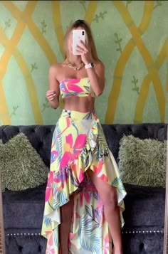 Luau Party Outfit, Brazil Dress, Luau Outfits, Rare Features, Tropical Outfit, Dainty Flowers, Party Outfits For Women, Fiesta Outfit, Outfit Primavera