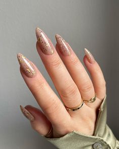 Diseños de uñas doradas para brillar con luz propia Glamour, Discover more stunning visuals! Tap the 'Visit Site' button to see them all.