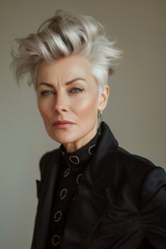 Women Over 40 Are Choosing These Short Hairstyles to Look Younger Haircuts Blonde, Short White Hair, Quiff Hairstyles, Short Grey Hair, Edgy Short Hair, Edgy Hair