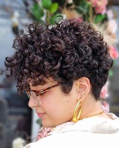 Longer Pixie Haircut Curly Hair, Pixie Hair With Glasses, Curly Pixie For Round Face, Natural Curly Pixie Haircut Black Women, Curly Pixie Round Face, Pixie Haircut With Curtain Bangs, Pixie Curly Haircuts, Very Short Curly Haircuts, Pixie Haircut For Curly Hair Natural