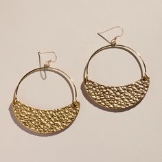 Hammered Gold Asters - Nickel & Suede Earring Model, Oversized Hoop Earrings, Nickel And Suede, Pearl Necklace Earrings, Wear Necklaces, Hammered Gold, Delicate Jewelry, Floral Jewellery, Keep Jewelry