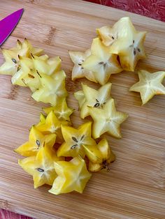 Several cut pieces of star fruit on a wooden cutting board Fruit Vampire, Star Grapes, Fruit And Veg Market, Fruit Collage, Sweet Days, Kitty Art