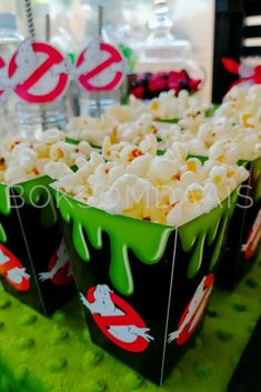 there are many cups that have popcorn in them