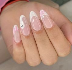 Mail Inspo Almond Fall, Cute Halloween Nails Short Almond, Cute Halloween Almond Nails, Holloween Nails Acrylic Simple, Almond October Nails, Ghost Almond Nails, Pink Halloween Nail Ideas, Clean Nails Almond, Pink Halloween Nails Almond