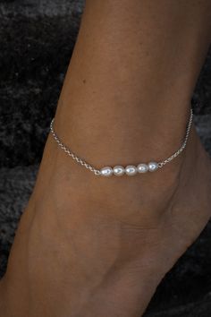 AMELIA is a delicate anklet with a white rice pearl. It is almost imperceptible on the ankle, but it becomes an amazing addition to your image. Suitable for both daily wear and special occasions.Estimated production time: 1-2 weeks Cozy Workshop, Modern Silver Jewelry, Beaded Necklace Diy, Necklace Diy, Unique Nature, White Rice, Baroque Pearls, Diy Necklace, Delicate Bracelet